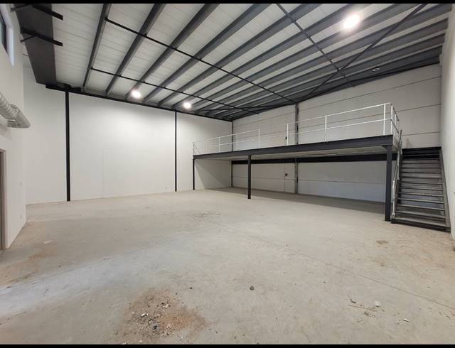 395M² WAREHOUSE TO LET IN STIKLAND INDUSTRIAL
